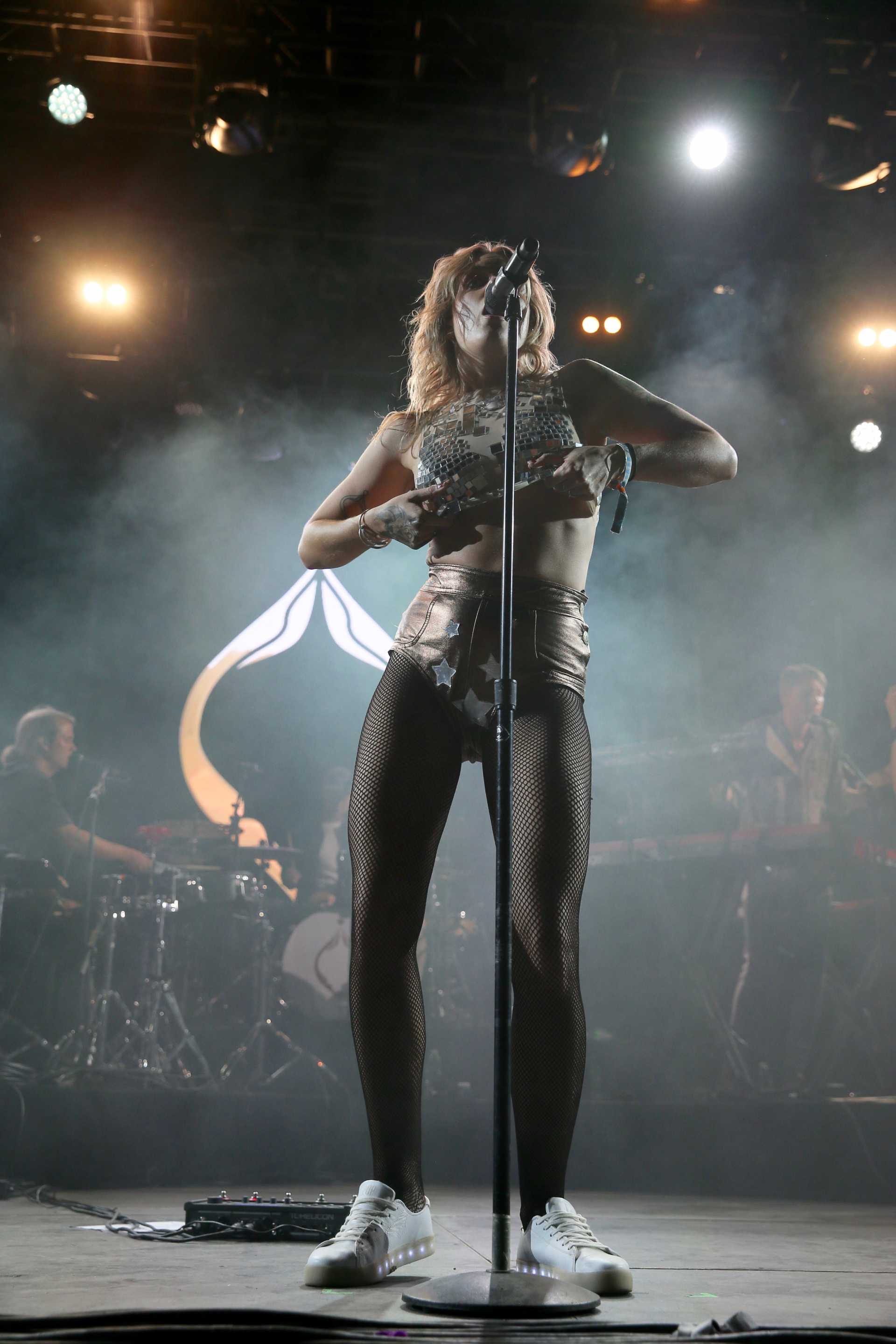Tove Lo – Topless, Performing Onstage at Coachella 2017, Day 3 in Indio