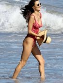 Alessandra-Ambrosio-in-Swimsuit-984