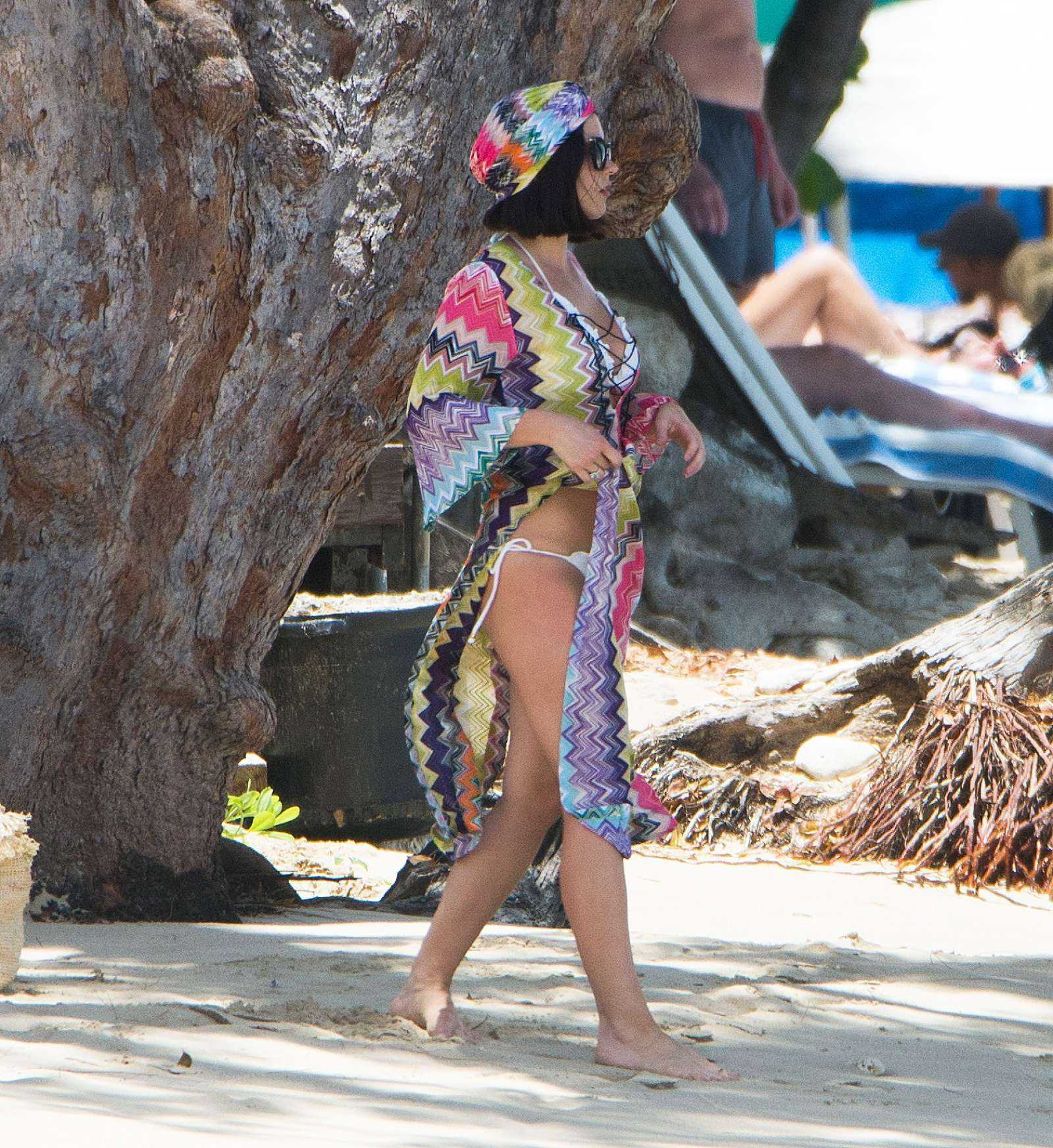 Catherine-Harding-Booty-in-White-Bikini-23