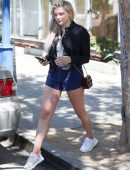 Chloe-Moretz-Leggy-in-Shorts-Leaving-Yoga-Class-7