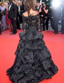 Emily Ratajkowski at the Premiere of Loveless in CannesEmily Ratajkowski at the Premiere of Loveless in Cannes