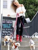 Joanna Krupa Booty, Picking up her Dogs from Sam's Green Paw in Studio City