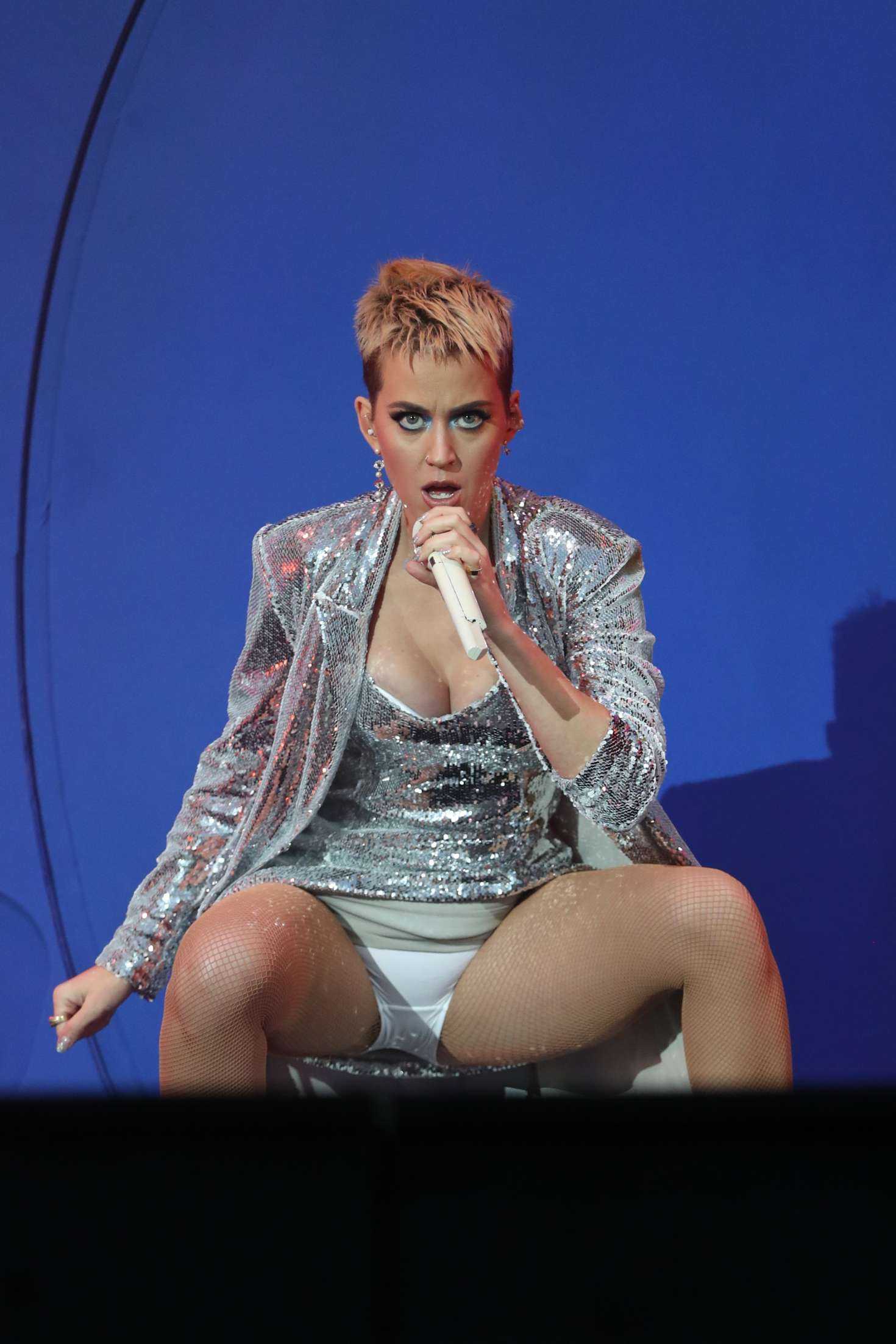 Katy-Perry-Upskirt-Performing-at-Radio-1s-Big-Weekend-14
