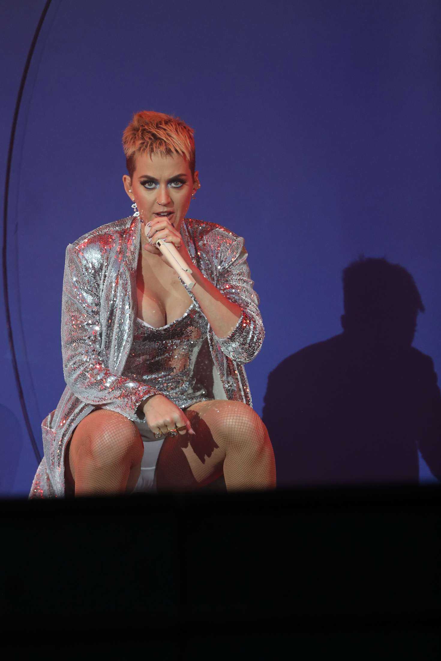 Katy-Perry-Upskirt-Performing-at-Radio-1s-Big-Weekend-24