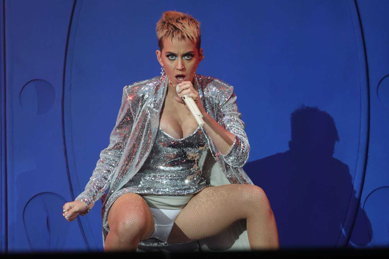 Katy-Perry-Upskirt-Performing-at-Radio-1s-Big-Weekend-6