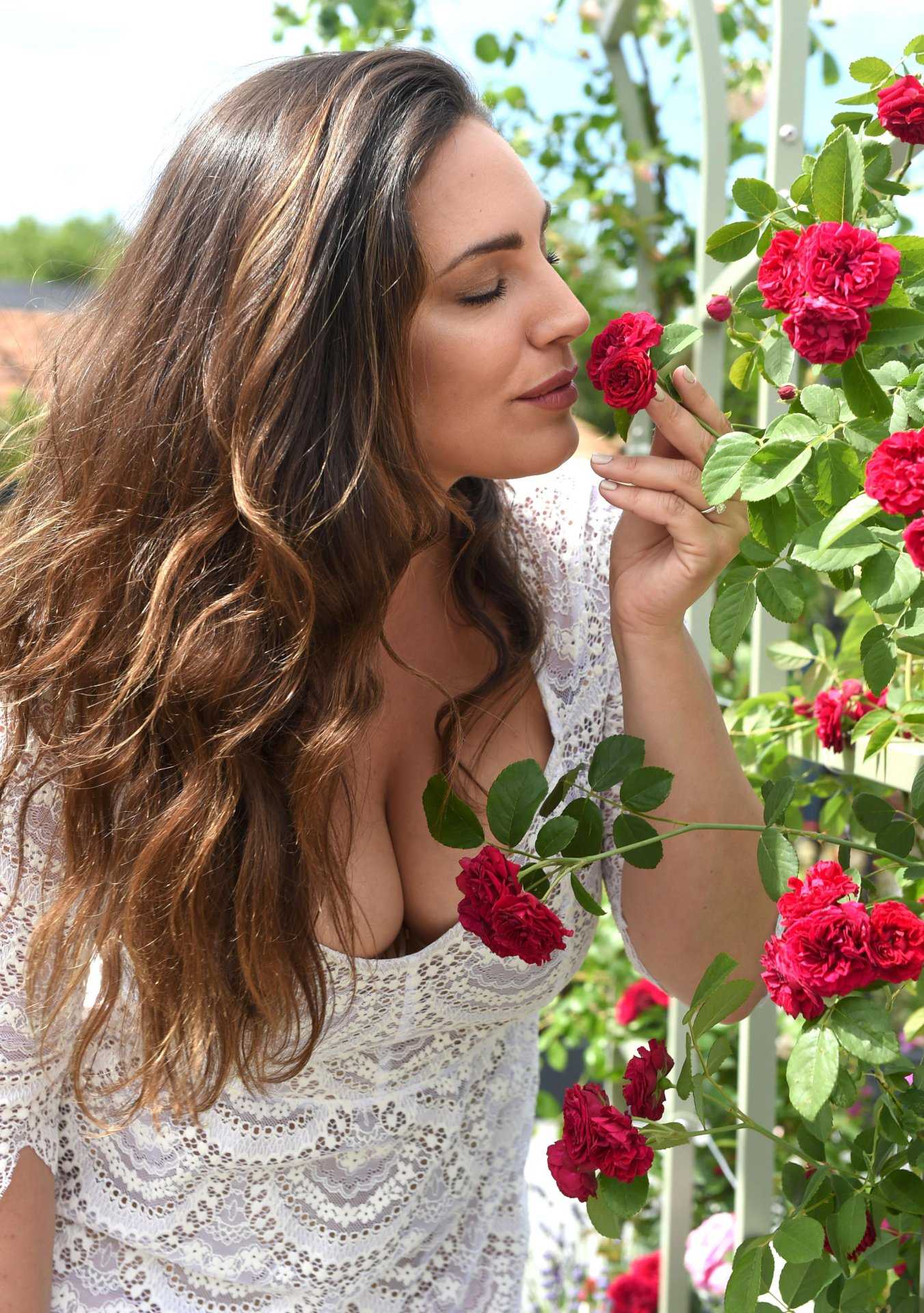 Kelly Brook – Chelsea Flower Show in London