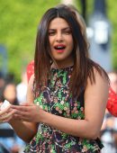 Priyanka-Chopra-at-Extra-Studios-in-Hollywood-2