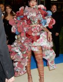 Rihanna-at-The-Costume-Institute-Gala-2