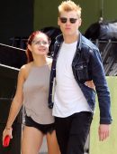 Ariel Winter Pokies, while out for Lunch in Sherman Oak