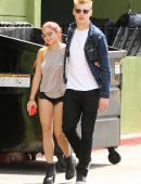 Ariel Winter Pokies, while out for Lunch in Sherman Oak