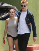 Ariel Winter Pokies, while out for Lunch in Sherman Oak