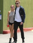 Ariel Winter Pokies, while out for Lunch in Sherman Oak