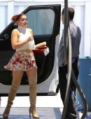 Ariel-Winter-in-Floral-Print-Shorts-2