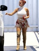 Ariel-Winter-in-Floral-Print-Shorts-4