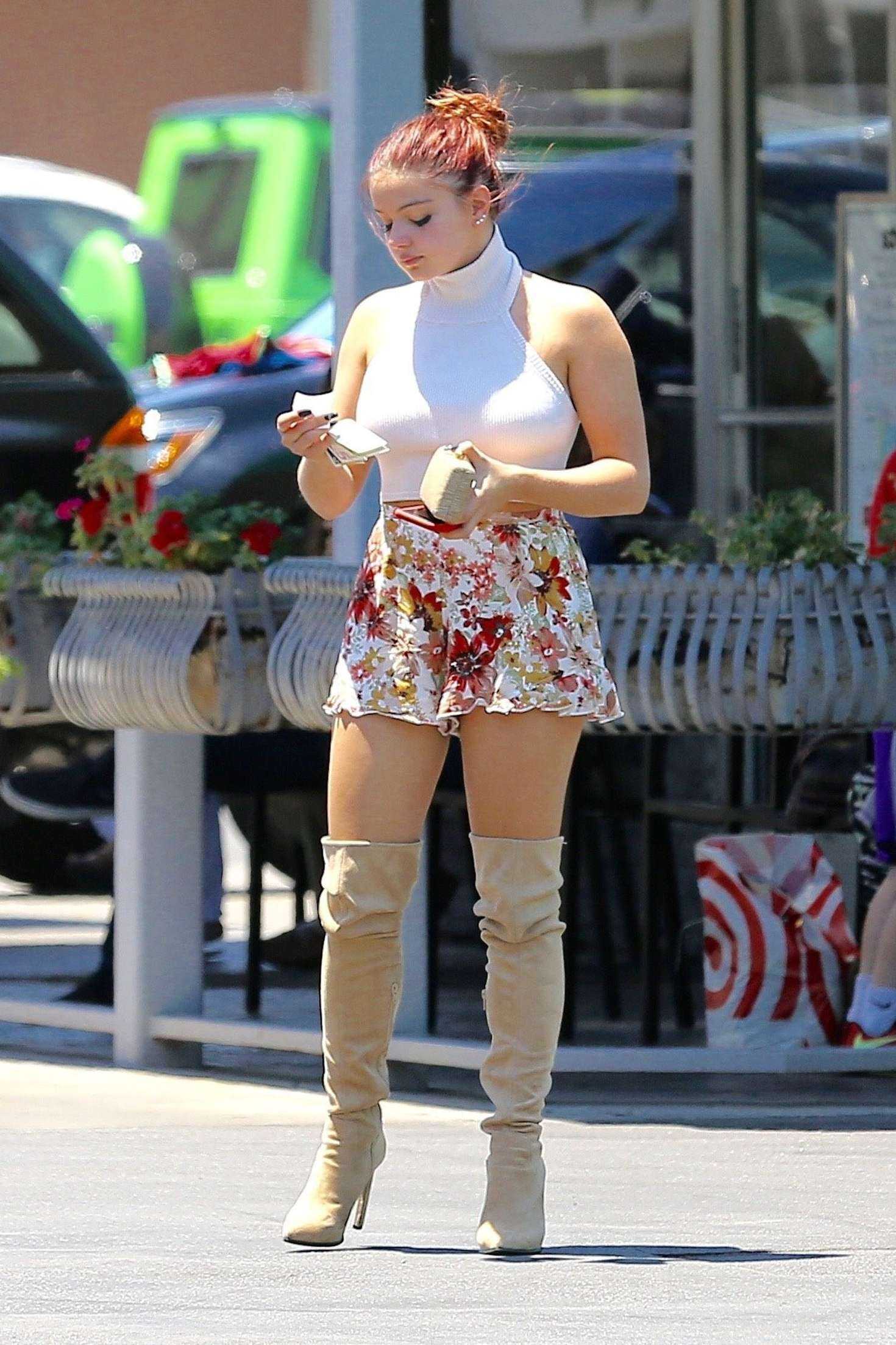 Ariel-Winter-in-Floral-Print-Shorts-8