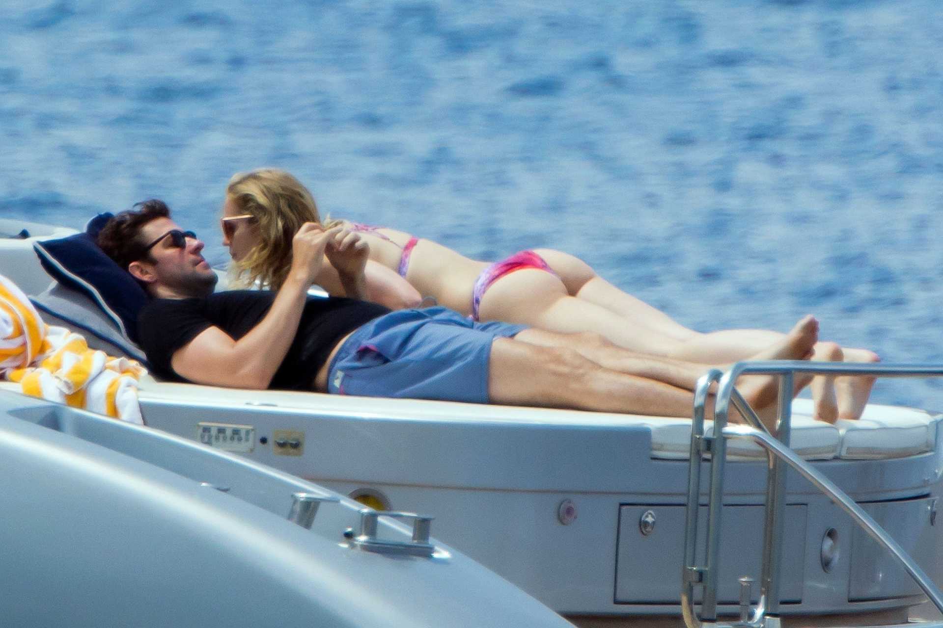 Emily-Blunt-in-Bikini-205