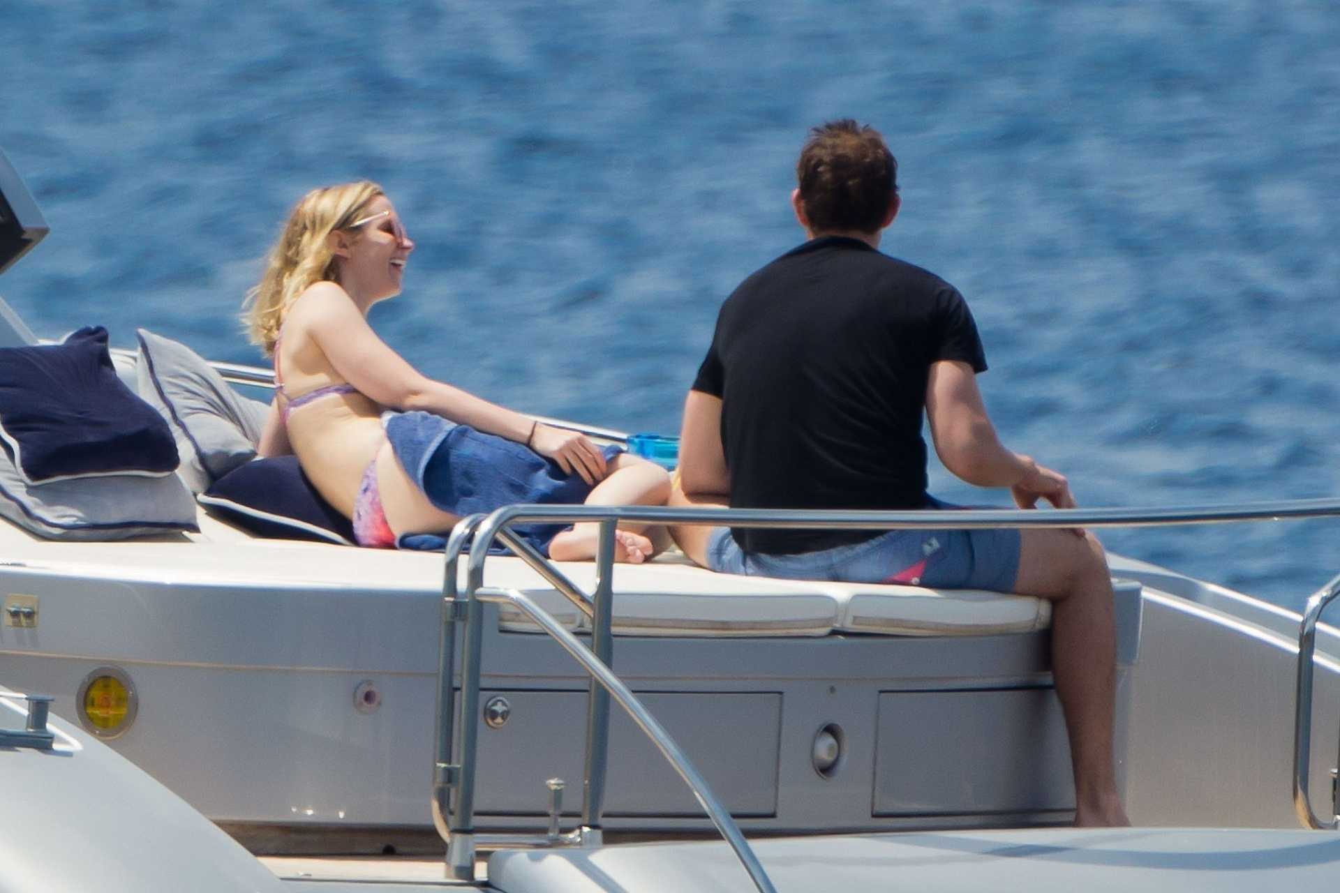 Emily-Blunt-in-Bikini-210