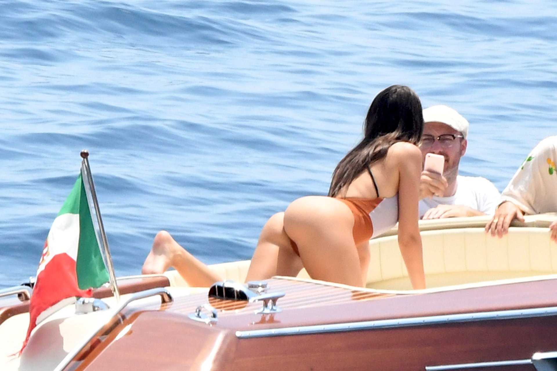 Emily-Ratajkowski-720