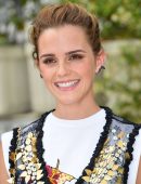 Emma-Watson-at-The-Circle-Photocall-in-Paris-10