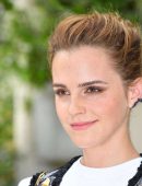 Emma-Watson-at-The-Circle-Photocall-in-Paris-15