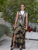 Emma-Watson-at-The-Circle-Photocall-in-Paris-2