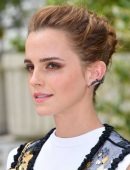 Emma-Watson-at-The-Circle-Photocall-in-Paris-4