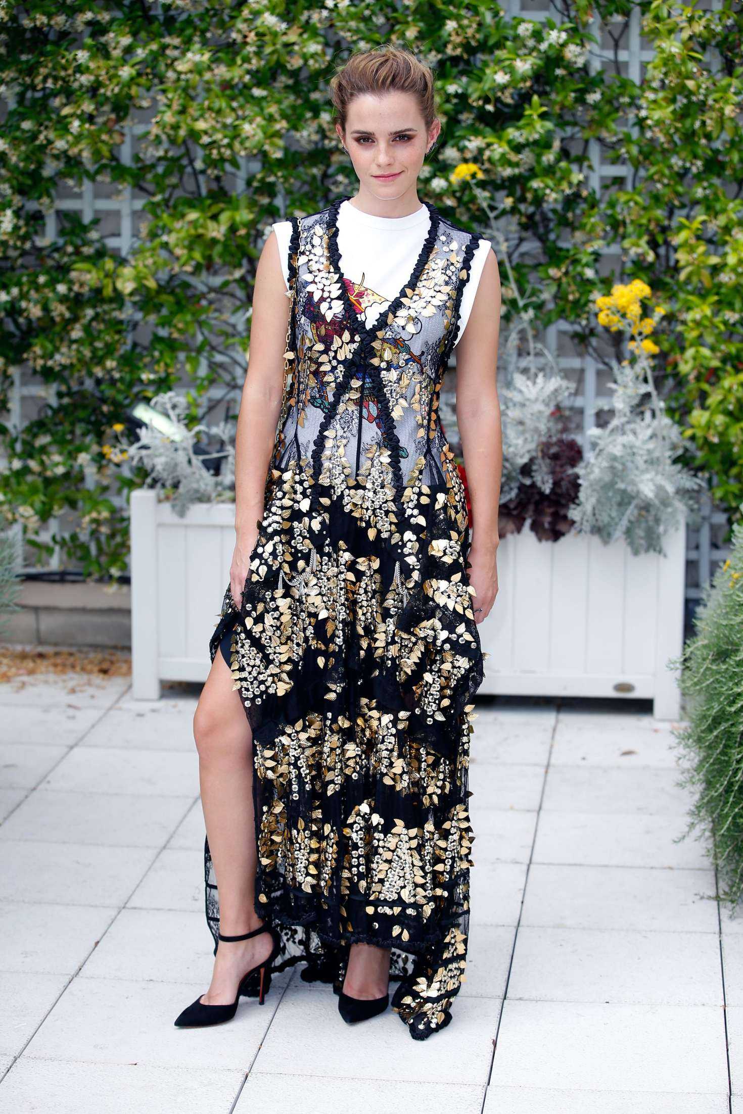 Emma-Watson-at-The-Circle-Photocall-in-Paris-5