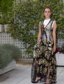Emma-Watson-at-The-Circle-Photocall-in-Paris-6