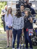 Eva Longoria Booty in Jeans and Anna Faris on the Set of 'Overboard' in Vancouver
