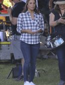 Eva Longoria Booty in Jeans and Anna Faris on the Set of 'Overboard' in Vancouver