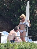 Gillian-Anderson-in-Bikini-2