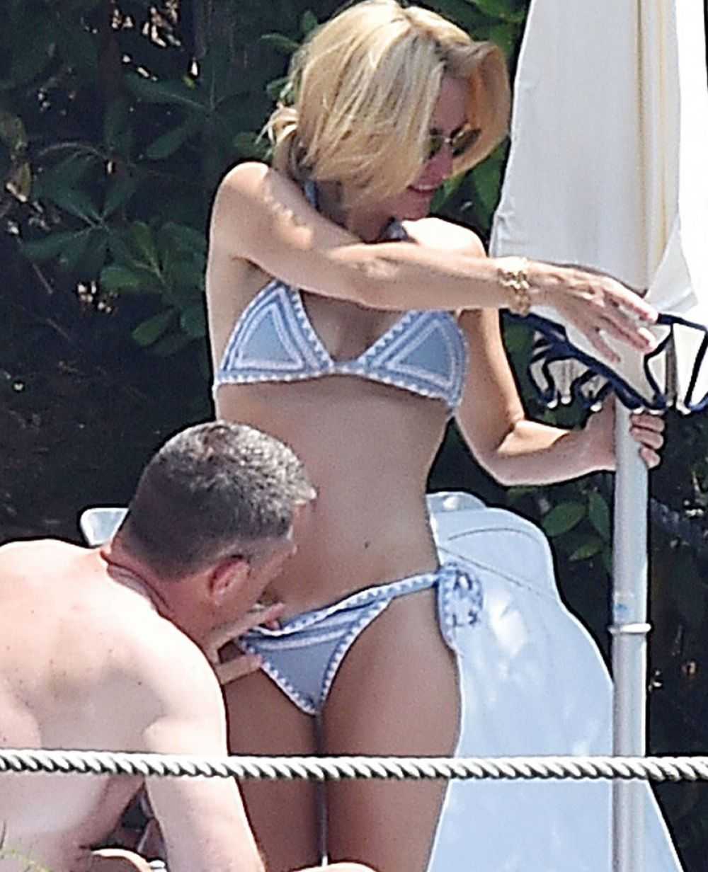 Gillian-Anderson-in-Bikini-6