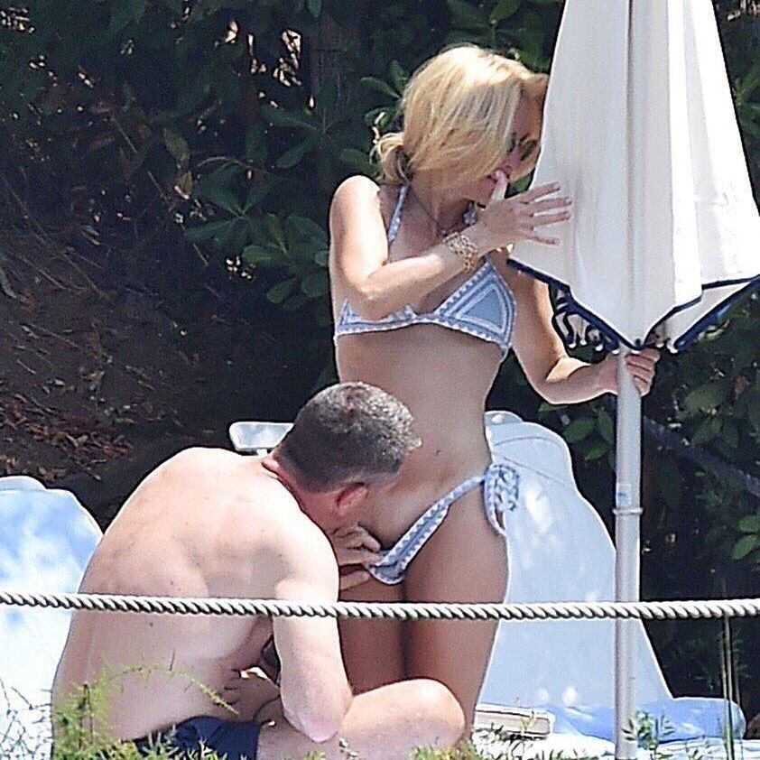 Gillian-Anderson-in-Bikini-7