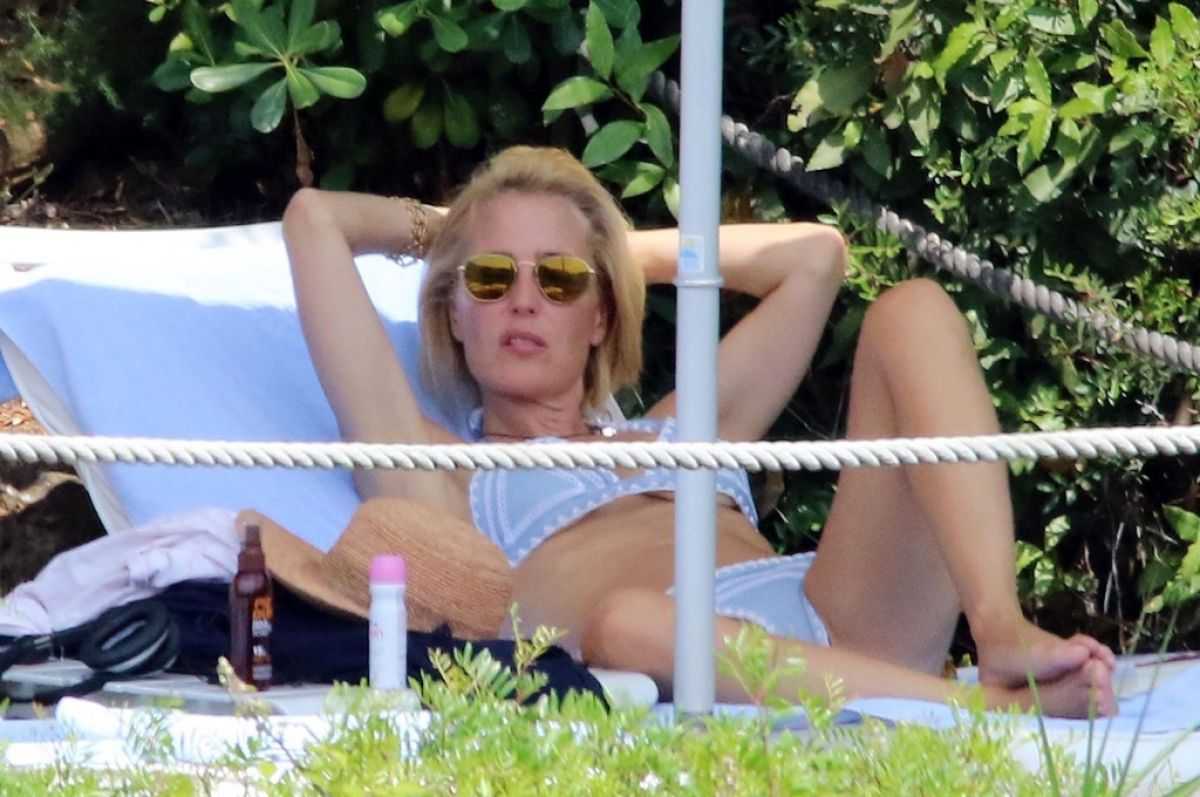 Gillian-Anderson-in-Bikini-8
