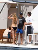 Gwyneth-Paltrow-in-Black-Bikini-16