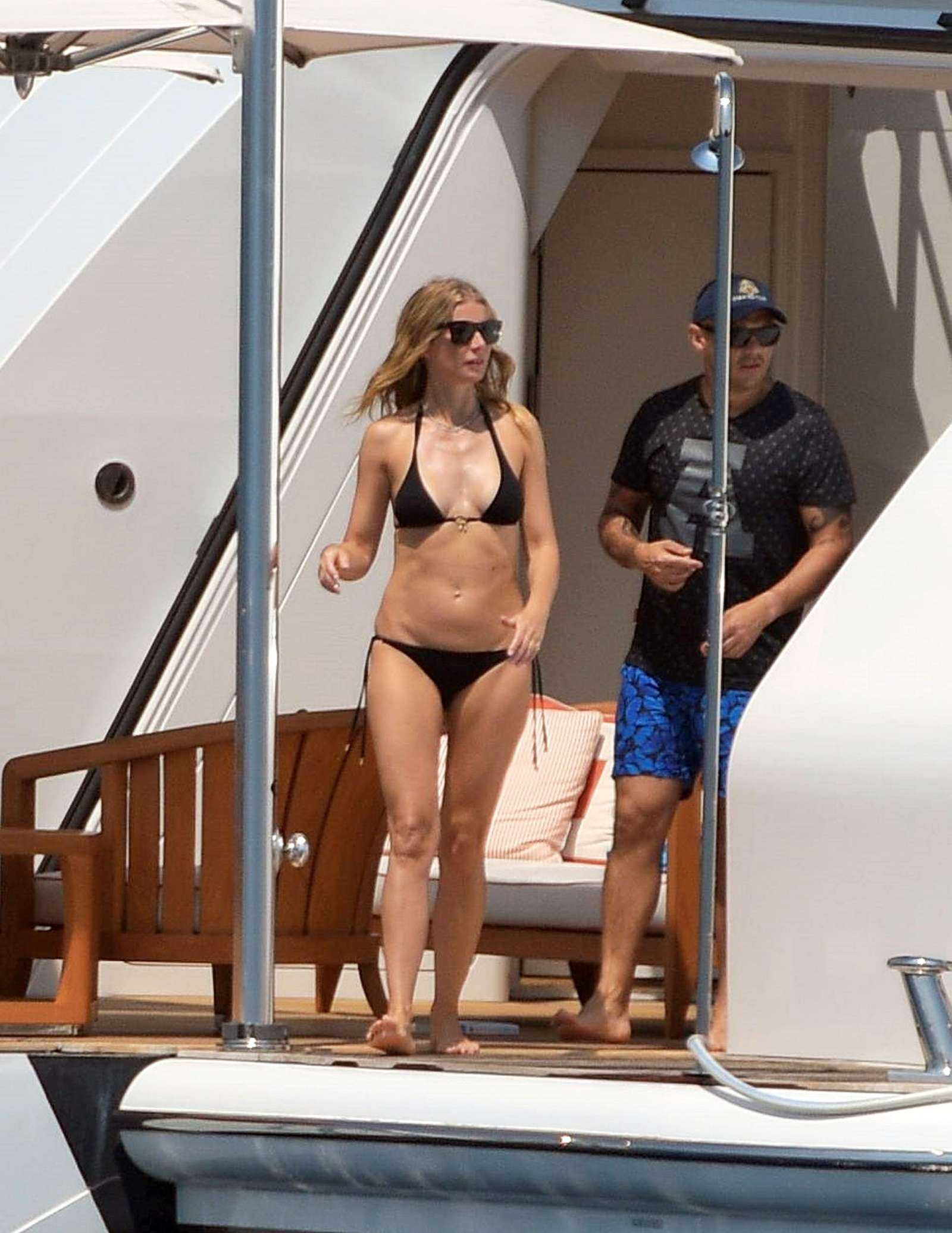 Gwyneth-Paltrow-in-Black-Bikini-17