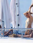 Jennifer-Lopez-in-Crochet-Swimsuit-504