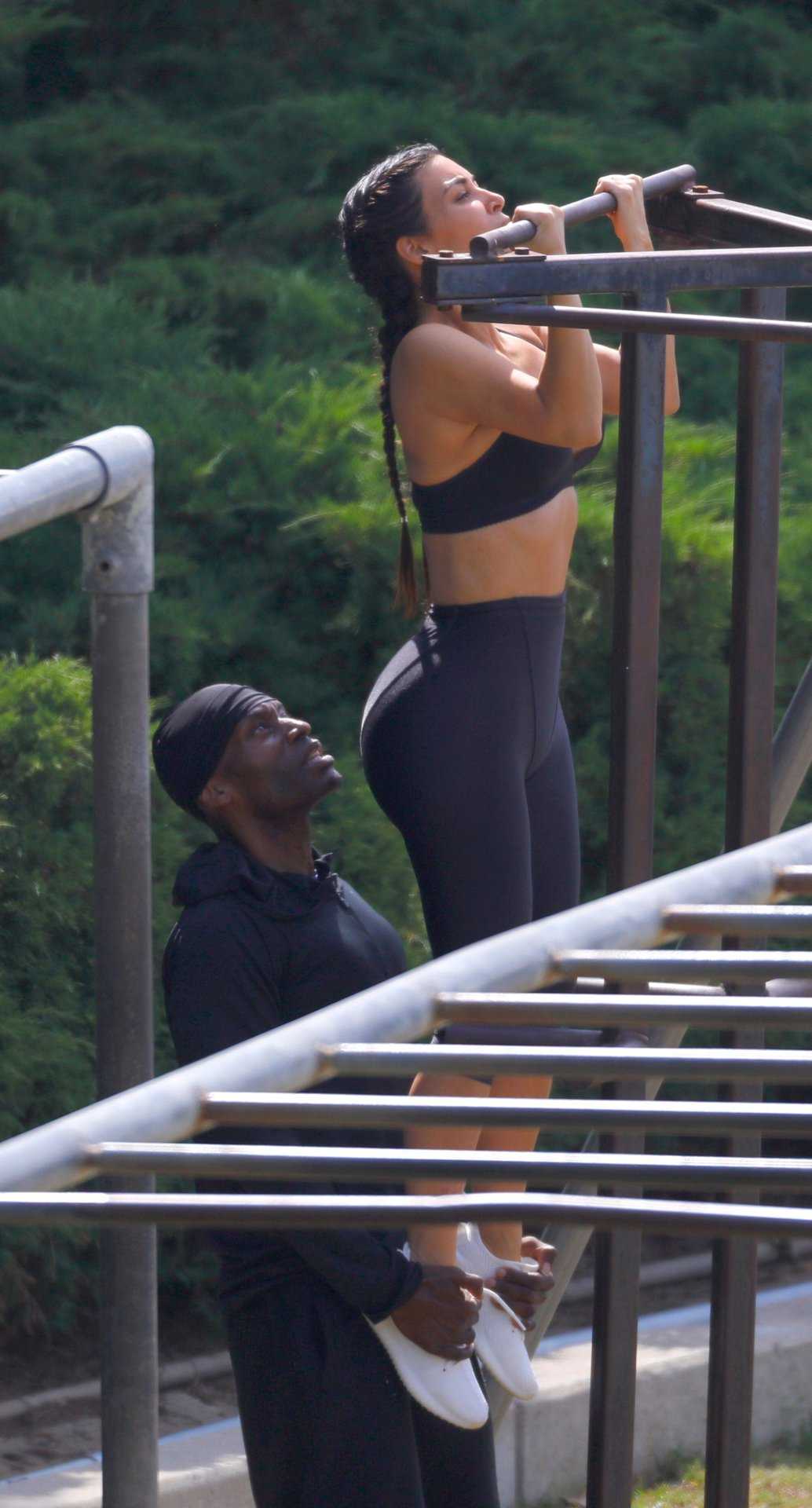Kim-Kardashian-Booty-Working-Out-2