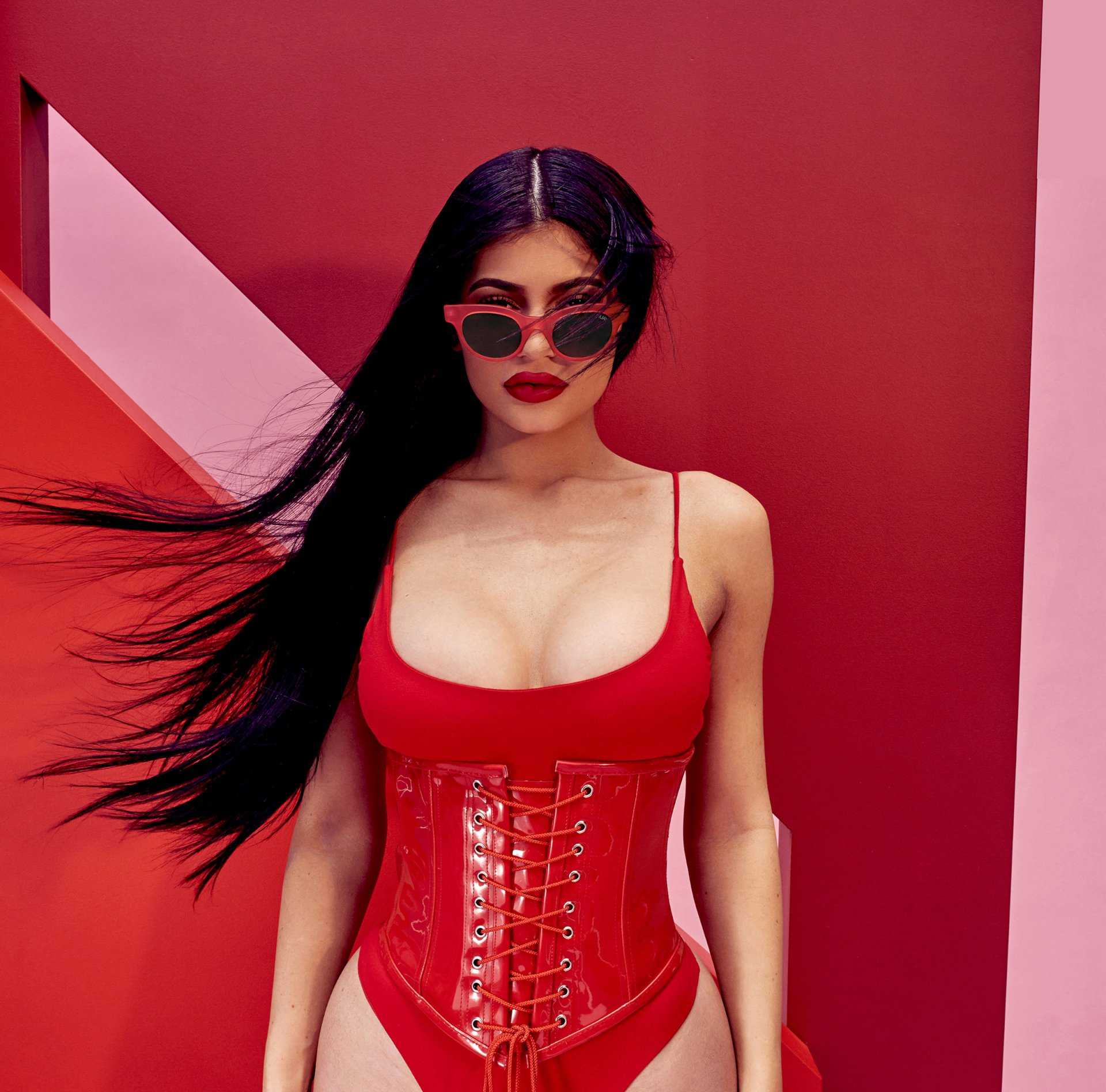 Kylie-Jenner-in-QUAY-X-Kylie-Sunglasses-Photoshoot-9