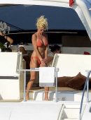 Victoria-Silvstedt-in-Bikini-501
