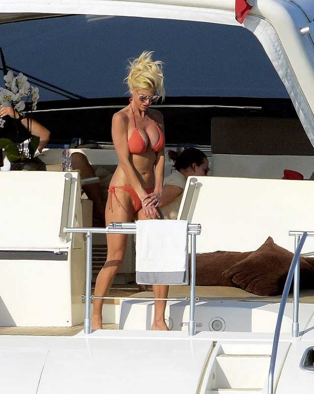 Victoria-Silvstedt-in-Bikini-501