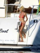 Victoria-Silvstedt-in-Bikini-504