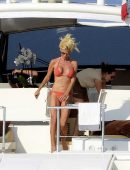 Victoria-Silvstedt-in-Bikini-505