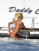 Victoria-Silvstedt-in-Bikini-510