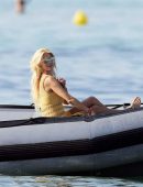 Victoria-Silvstedt-in-Bikini-517
