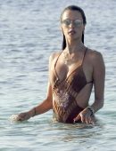 Alessandra-Ambrosio-in-Bikini-351