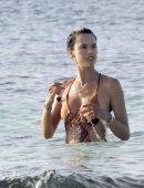 Alessandra-Ambrosio-in-Bikini-368
