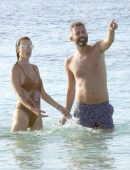 Alessandra-Ambrosio-in-Bikini-370
