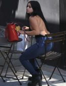 Ariel-WInter-Braless-and-in-Jeans-852
