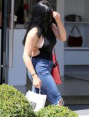 Ariel-WInter-Braless-and-in-Jeans-853